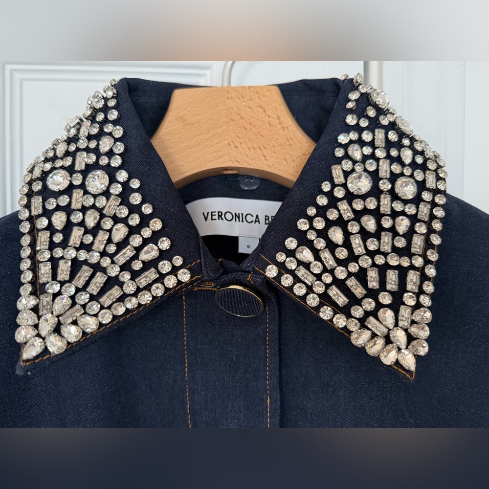 Veronica Beard Barrington Denim Cropped Jacket
Blue Embellished-Collar - size 6 - Picture 6 of 12